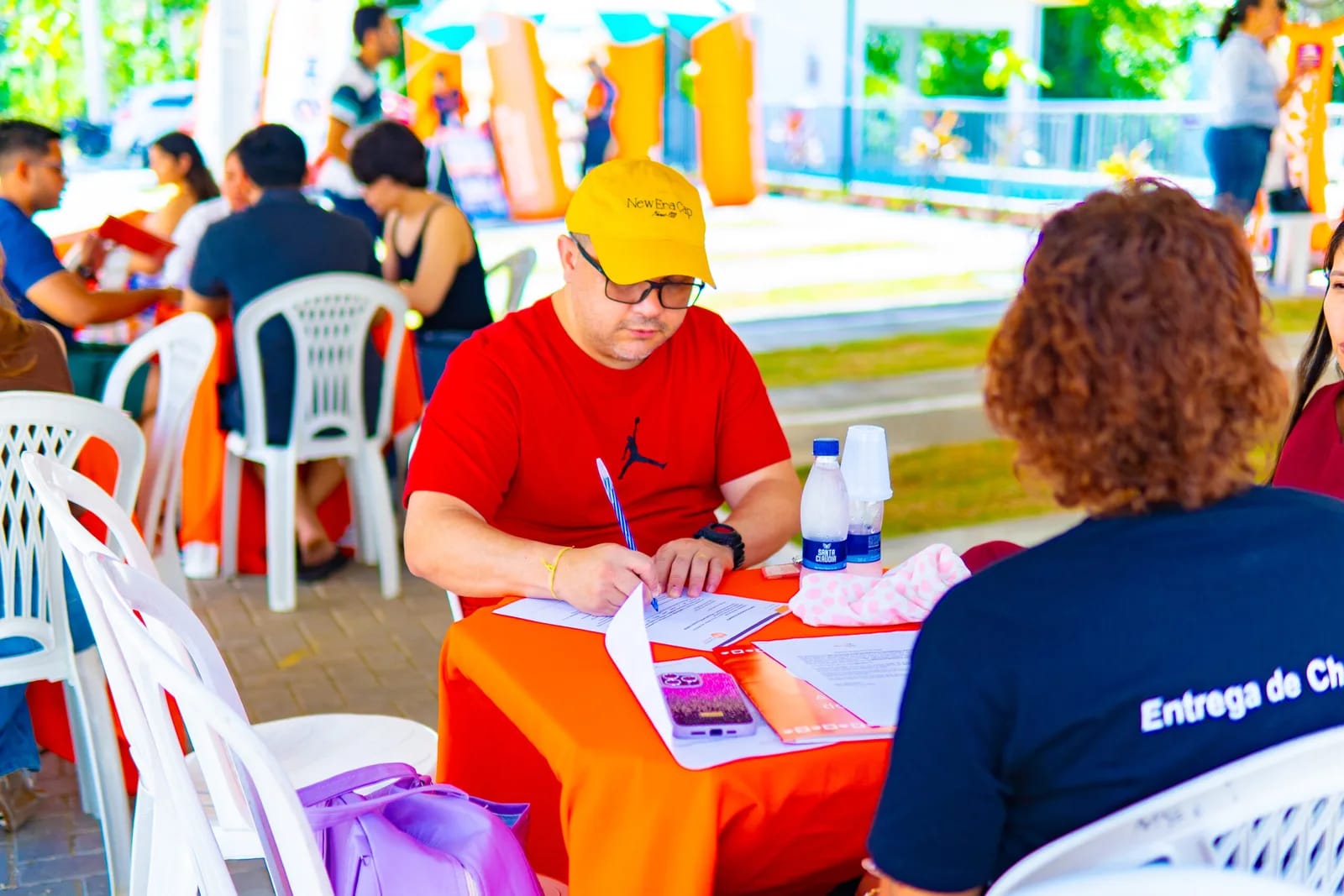 Cliente da Olá Casa Nova na entrega das chaves