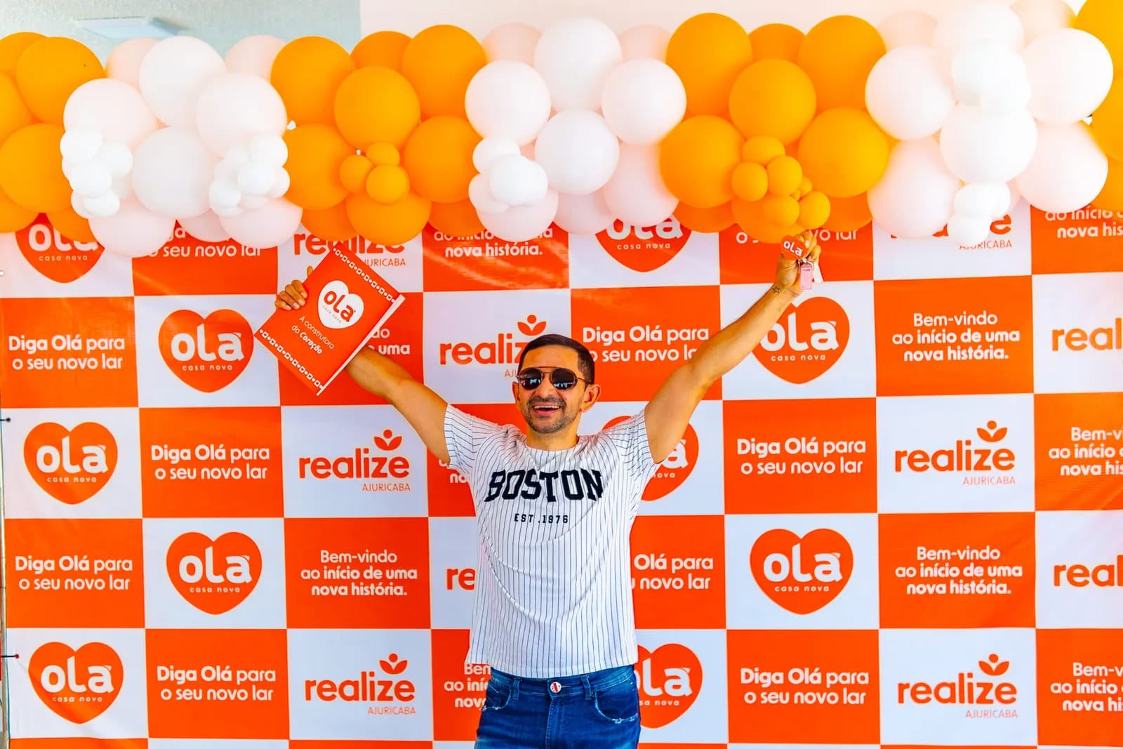 Cliente da Olá Casa Nova na entrega das chaves