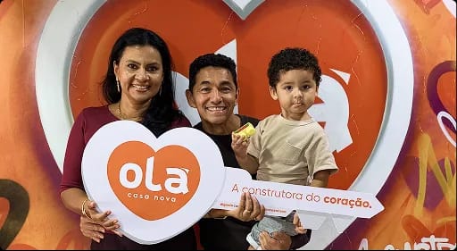Cliente da Olá Casa Nova na entrega das chaves