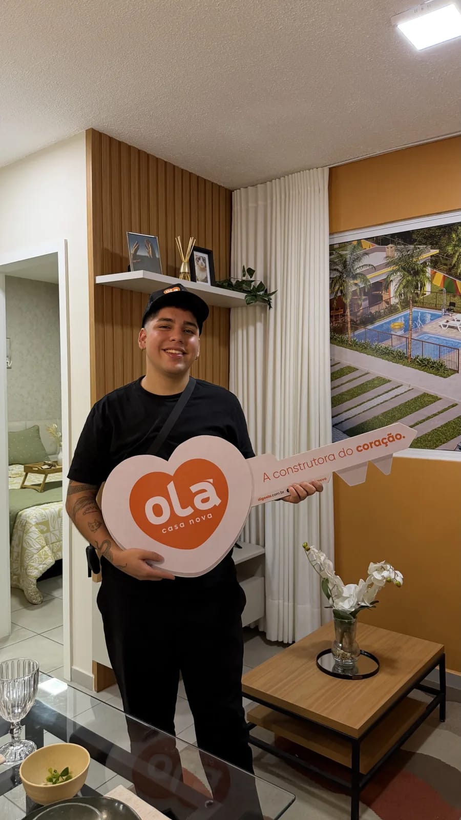 Cliente da Olá Casa Nova na entrega das chaves