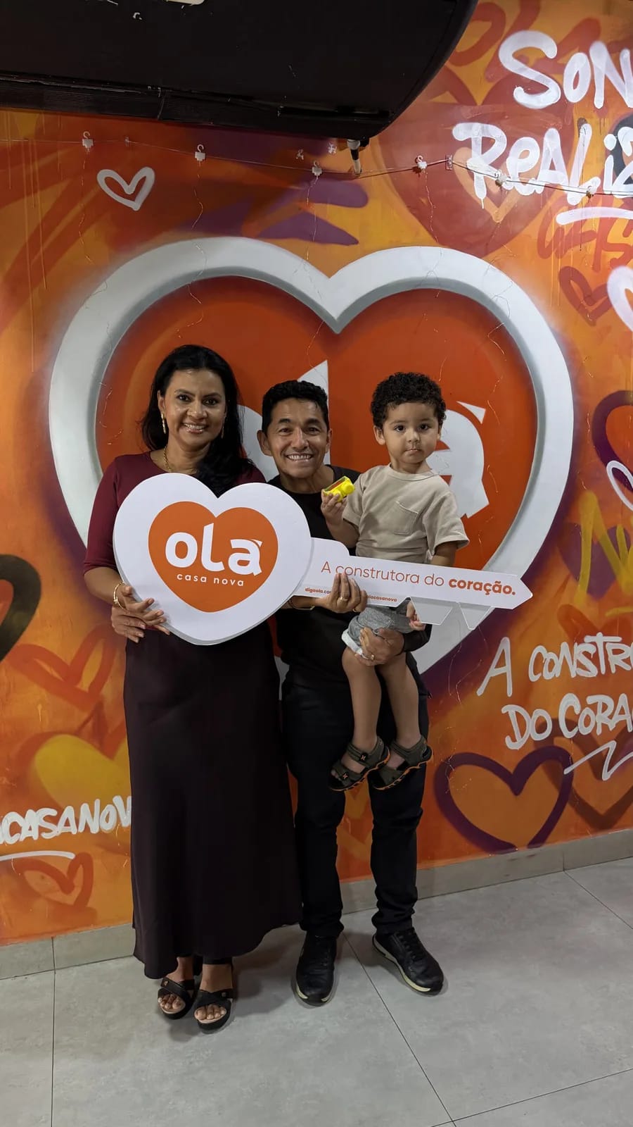 Cliente da Olá Casa Nova na entrega das chaves